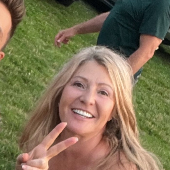 👑POSH👑Ambassador 💜 Meet your Posher, Kim - Picture 1 of 5